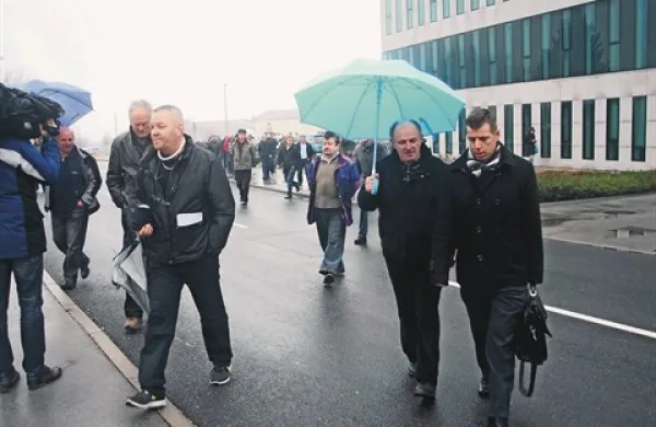Nekdanji zaposleni v Primorju so opozoril na to, da po letu in pol še niso prišli do svojih terjatev