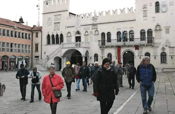   Od januarja do oktobra je Slovenijo obiskalo    okoli 2,95 milijona turistov, kar je dva odstotka več kot prejšnje leto v tem obdobju