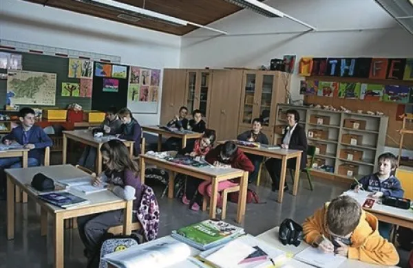 Učenci in dijaki bodo danes še zadnjič letos sedli v šolske klopi pred novoletnimi počitnicami