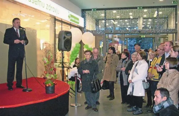 V Mercator centru v Postojnu so  odprli enoto Lekarne Ljubljana s slovesnostjo, na kateri ni manjkal niti ljubljanski župan Zoran Janković (na fotografiji levo) 