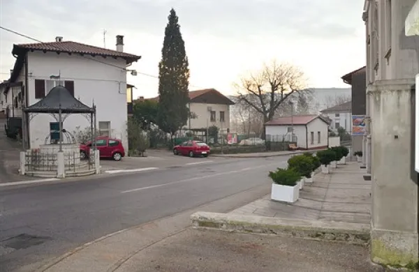Ob cerkvi v Mirnu ni urejenih parkirnih prostorov