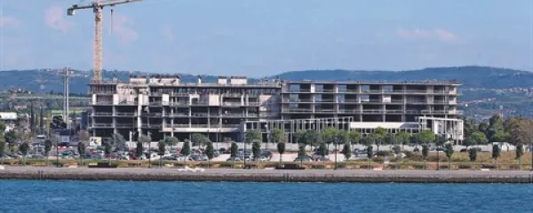 Za prepoznavnost Kopra že skrbi monumentalna, šele napol zgrajena stavba, ki čaka na boljše čase 