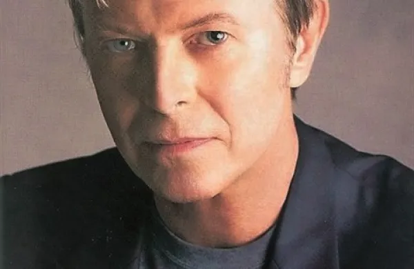 Britanski glasbenik David Bowie je v oddaji BBC6 This is Radio Clash poslušalcem zaželel vesele praznike z glasom Elvisa Presleyja