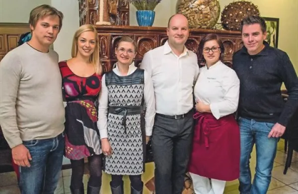 Za pomoč petim bistriškim družinam so se v Rodiku združili (z leve) vinar Tilen Praprotnik, vodja projekta Nina Trampuš, direktorica Centra za socialno delo Ilirska Bistrica Kristina Zadel Škrabolje, lastnika gostilne Martin in Ksenija Mahorčič ter 
