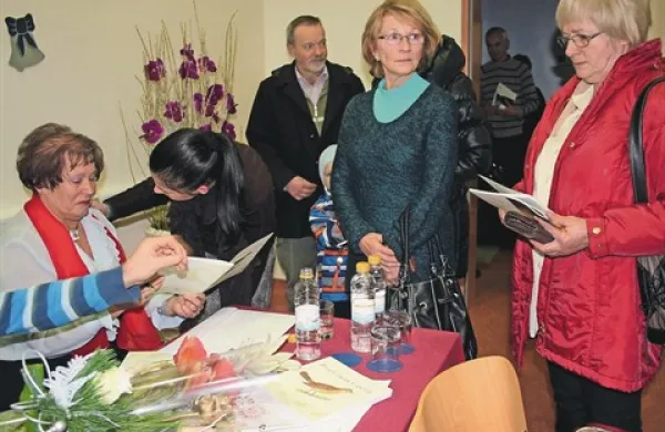 Viktorija Gorjup pri podpisovanju pretresljive zbirke pesmi Ptice imaš v očeh