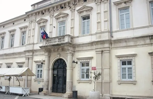 Vabila piranskega okrajnega sodišča niso dvojezična, saj jih še niso prevedli