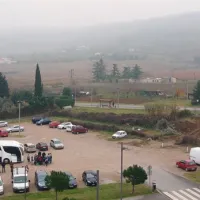 Makadamsko  parkirišče med drugimi uporablja  OŠ Livade, ko učence peljejo na  izlet     