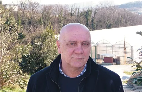 Robert Fakin ne more razumeti, da se  v teh kriznih časih, ko bi bilo treba vso energijo usmeriti v prihodnost kmetijske zadruge, nekdo še vedno trudi vnašati razdor v zadrugo