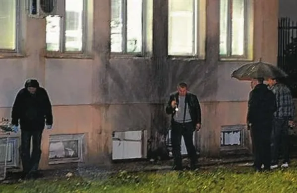 V črnogorski prestolnici Podgorica je pri zgradbi časnika Vijesti v četrtek pozno zvečer eksplodirala bomba in povzročila precejšnjo gmotno škodo, ranjenih pa ni bilo