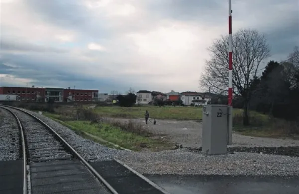 Na travniku ob obrtni coni in železniški progi  bi Gorica Invest gradila sosesko Soške vile, ki pa ji stanovalci že nekaj let ostro nasprotujejo.  Januarja bo znano, ali bo podjetje dobilo dovoljenje za gradnjo, za katerega se poteguje že drugič. 