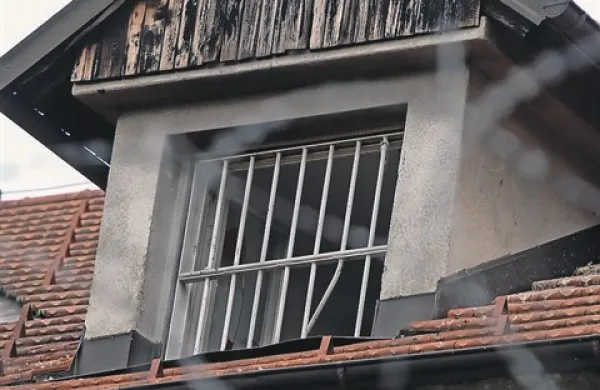 Z listom žage za kovino je Trščinar prerezal palico okenske rešetke