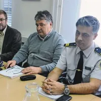 Direktor Miran Candellari (levo) in vodja varnosti Andrej Kužnik (desno) sta včeraj pojasnjevala podrobnosti pobega, Božidar Peteh (v sredini) iz generalnega urada uprave za izvrševanje kazenskih sankcij pa je napovedal, da bodo ugotavljali