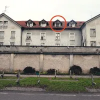 Skozi podstrešno okno je zapornik zbežal na streho, od tam skočil na drugo streho, nato pa se po rjuhi spustil na prostost