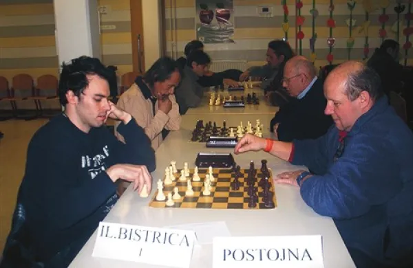 Bistriška ekipa  v dvoboju s Postojno. Na prvi deski (levo) je igral Danijel Beletič, ki je zmagal tudi med posamezniki      