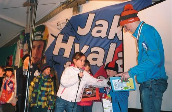 V letošnji tekmovalni sezoni Jaka Hvala (desno) še ni imel veliko razlogov za dobro voljo