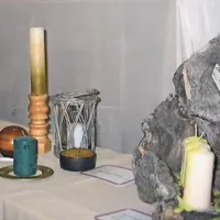 Tudi sodobni svečniki iščejo domišljijo v naravnih materialih 
