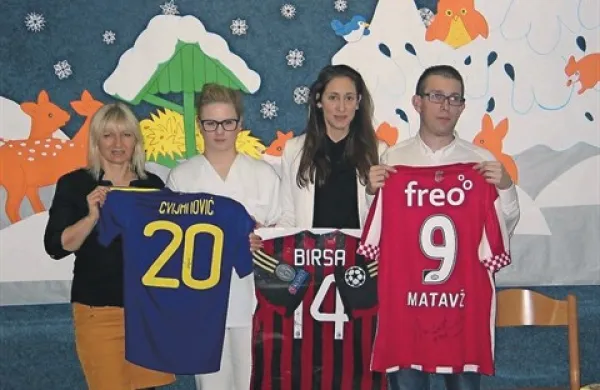 Andreja Krumberger, Tjaša Trbižan, Nataša Cvijanović in Matevž Brec (z leve) z dresi šempetrskih nogometašev