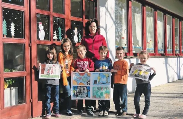 Maša Ahlin (prva z leve) s svojimi prijatelji, udeleženci likovnega natečaja
