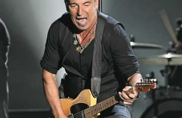  Spletni velikan Amazon je na ameriški strani v soboto v prodajo predčasno poslal novi album Brucea Springsteena, High Hopes