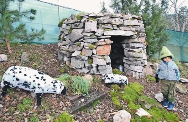 Letošnja novost jaslic v Dolu pri Vogljah je čisto prava pastirska hiška