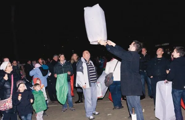 S portoroške plaže je v nebo poletelo več kot tisoč belih, rdečih in zelenih lampionov