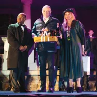  Piranski župan Peter Bossman in vitezinja vina Ingrid Mahnič sta nagrado za penino Portoroža 2013 podelila Mihi Isteniču  