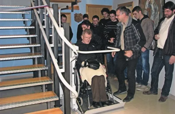 Invalidska dvižna ploščad bo gibalno oviranim osebam omogočila dostop do kulturnih in drugih dogodkov v nadstropju doma krajanov