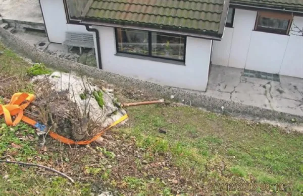 Dež izruval skalo, strah ostaja