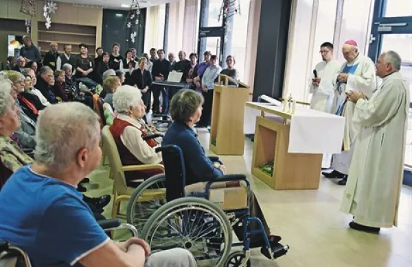  Na petkovi slovesni maši in  božičnem koncertu domačega pevskega zbora pa so stanovalci doma povsem napolnili veliko jedilnico