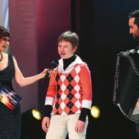 Tanja Žakelj (v sredini) je najprej s pomočjo harmonike Jarija Jarca (desno) občinstvo presenetila z ubranim petjem ... 