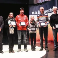 Z leve: predsednik ZSŠDI Ivan Peterlin v družbi s skakalko v vodo Sofio Carciotti, kapetanom odbojkarjev Sloge Tabor Ambrožem Peterlinom, gimnastičarko Teo Ugrin, trenerjem odbojkarja Lorisa Manie Zoranom Jerončičem  in trenerjem Nebojše Joksimovića