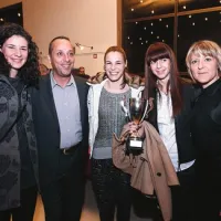 Kapetanki odbojkaric Luke Koper Marini Barič (druga z desne)  je čestitala ministrica za Slovence po svetu Tina Komel (desno). Drugi z leve je koprski podžupan in član vodstva kluba Danijel Cep
