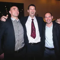 Veseli trio veteranov (z leve) - rokometni in košarkarski legendi Jani Likavec ter Goran Jagodnik v družbi s “sveže upokojenim” predsednikom FC Koper Andrejem Poljšakom