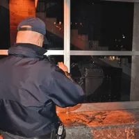 Objestni mladenič, ki je razbil dvojno šipo SNG Nova Gorica, bo za svoje dejanje tudi plačal  