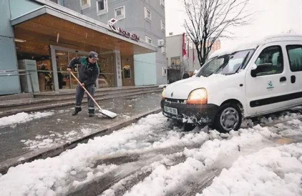 Nova Gorica - Januarsko  čiščenje  snega pred banko. Z decembrom pa bomo  Slovenci čistili  zlorabe bančništva