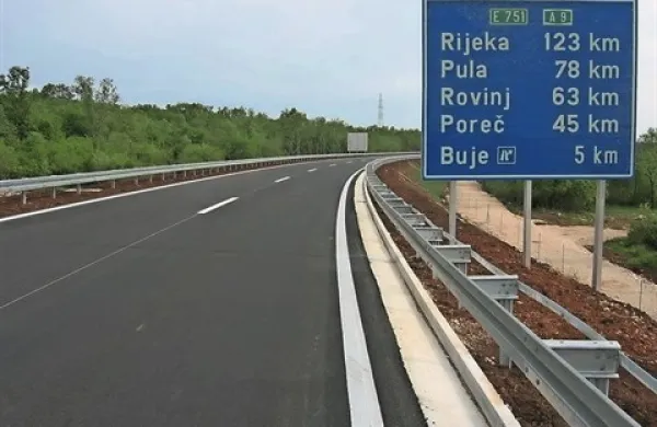 Cestnine na istrskem ipsilonu se bodo s 1. januarjem 2014 podražile v povprečju za 2,9 odstotka