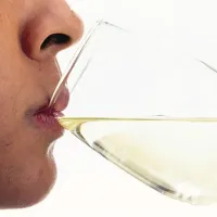 Ostanite le pri eni vrsti pijače, po vsakem kozarcu alkohola spijte dva kozarca vode 