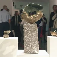 Primorski galerijski hiši, Mestna galerija Nova Gorica in Obalne galerije Piran, sta na  različnih prizoriščih pripravili prvo pregledno razstavo del kiparja Zmaga Posege (1959-2009)