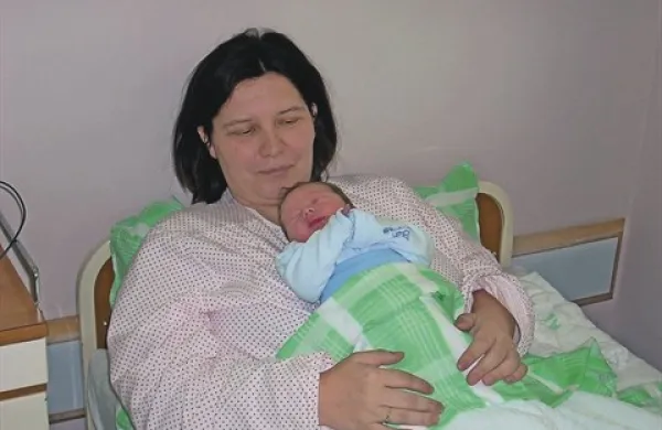 Mamica Marjeta Šen je svojega petega otročička v objem stisnila že tri minute čez polnoč