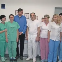 Predsednik države Borut Pahor (na fotografiji peti z leve) v družbi zaposlenih zdravnikov, babic in direktorja postojnske porodnišnice Aleksandra Merla (prvi z leve).