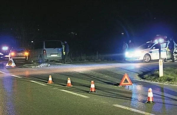 Danes malo po 17. uri  je v bližini Ajševice  voznik z osebnim vozilom trčil v peško, ki je zaradi hudih poškodb umrla