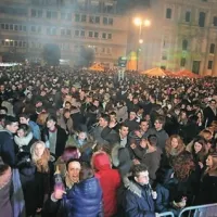 V novo leto s pesmijo, plesom in ognjemeti