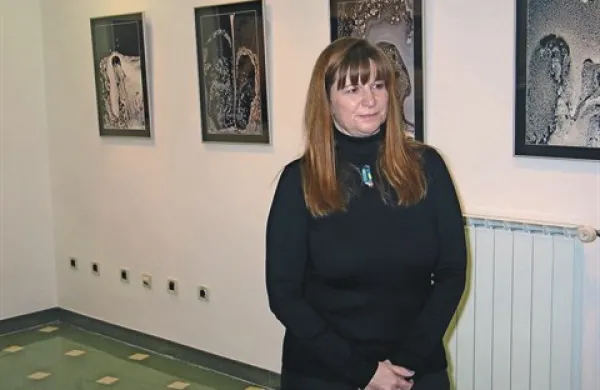 Erika Čelan pred svojimi fotografskimi abstrakcijami 