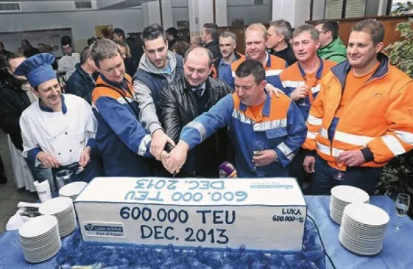 Za 600.000 TEU kontejnerjev so v Luki razrezali torto