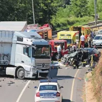 Sredi poletja je na šempetrski obvoznici voznica z Ajdovskega iz neznanega vzroka zapeljala pod nasproti vozeči tovornjak in umrla takoj po trku