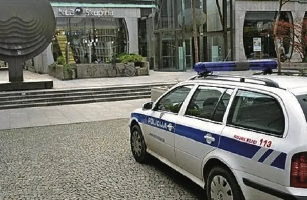 Barvo vozil policije je treba z določbami uredbe uskladiti v osmih letih od njene uveljavitve, zato s tem ne bo finančnih posledic, saj bodo sedanja vozila v tem času že izločena iz uporabe