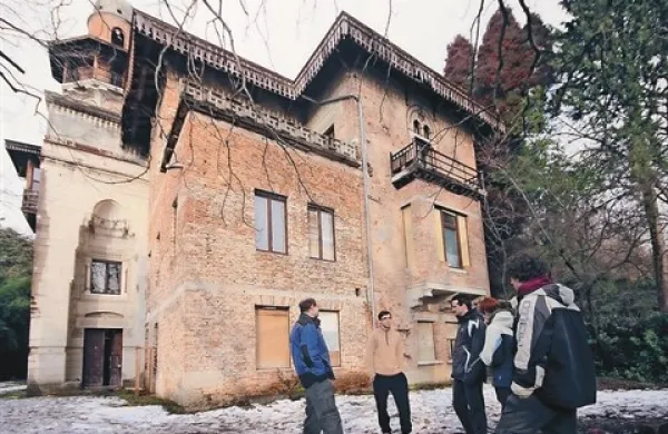 Laščakova vila  že dolgo prazna propada, ministrstvo pa še ni našlo junaka, ki bi jo obnovil. Ocenjujejo, da bi to stalo 2,7 milijona evrov. 