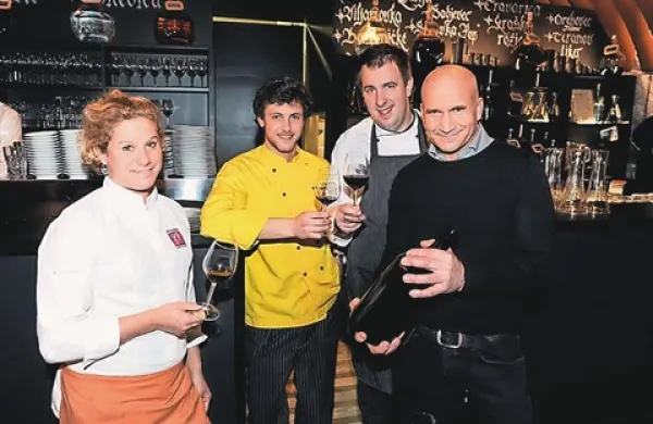 Ana Roš  je na ljubljanskem gradu pripravila serijo večerov skromne kuhinje. Na fotografiji je s kolegoma Luco Bordinom in Damjanom Finkom ter vinarjem Alešem Kristančičem.   