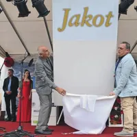 Naj bo jakot, sta ob koncu velike spomladanske akcije briških vinarjev, tamkajšnje občine in Primorskih novic vzkliknila briški župan Franc Mužič (levo) in Stojan Ščurek, predsednik Konzorcija Brda za nekdanji furlanski tokaj, ki ga že desetletje tare