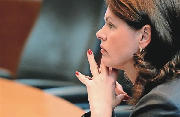 Premierka Alenka Bratušek mora v prihajajočem letu najprej urediti svoje vrste